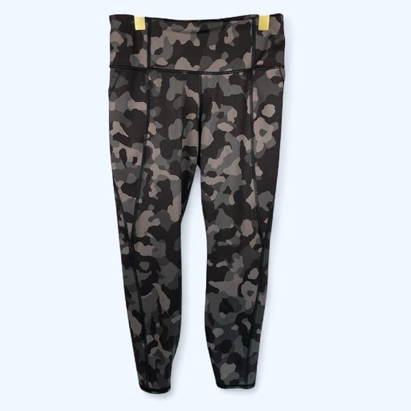 Athleta Lightning Camo 7/8 Tight Women's Size Medium Mid Rise Stretch Workout - Picture 1 of 7